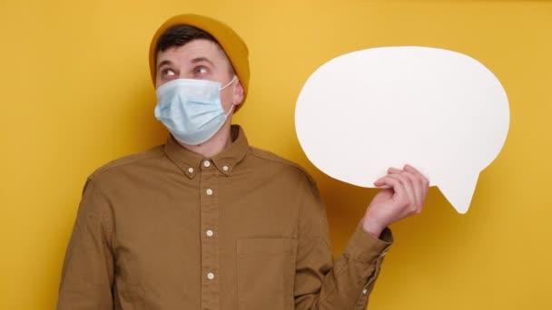 Πορτρέτο Του Ενθουσιασμένος Νεαρός Άνδρας Στην Ιατρική Προστατευτική Μπλε Μάσκα — Αρχείο Βίντεο
