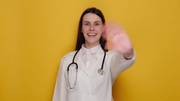 Přátelská Mladá Doktorka Lékařské Bílé Uniformě Mávající Šťastně Úsměvem Uvítací — Stock video