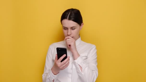 Happy Joyful Young Business Woman Using Smartphone Browsing Say Yes — Vídeo de Stock