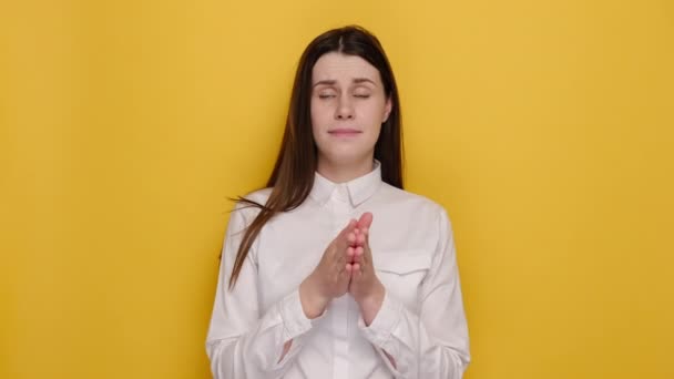 Retrato Suplicante Jovem Senhora Segurar Mãos Dobrado Gesto Oração Implorando — Vídeo de Stock