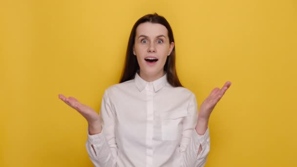 Meglepett Aranyos Üzletasszony Azt Mondja Hűha Széttárt Kezek Mutatva Hüvelykujj — Stock videók