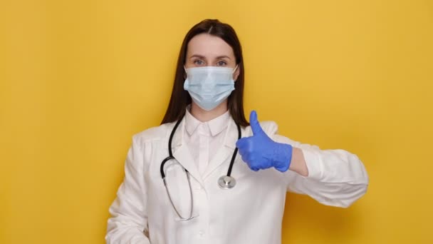 Γυναίκα Γιατρός Λαμβάνουν Καλά Αποτελέσματα Για Μελέτη Του Ιού Ανακαλύψτε — Αρχείο Βίντεο