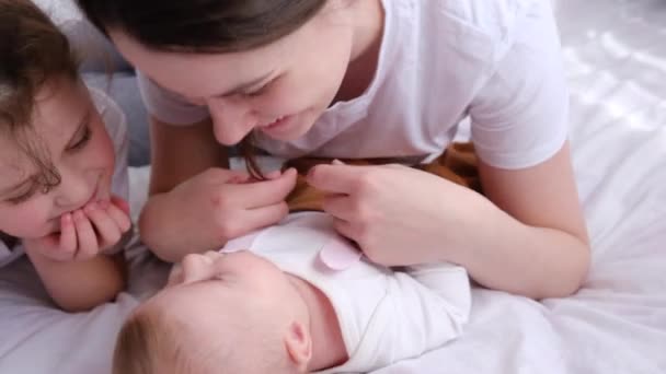 미취학 엄마작은 재미있는 아기를 간지럽히고 침대에서 사랑많은 어머니는 귀여운 아이들 — 비디오