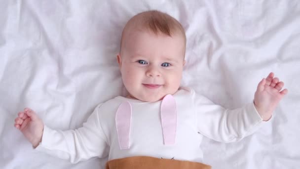 Widok Góry Zbliżenie Portret Cute Little Baby Girl Maluch Leżący — Wideo stockowe