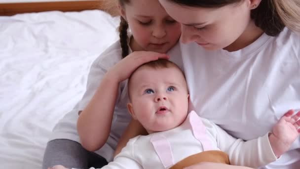 Primer Plano Amoroso Joven Mamá Abrazo Abrazo Pequeño Bebé Niño — Vídeo de stock