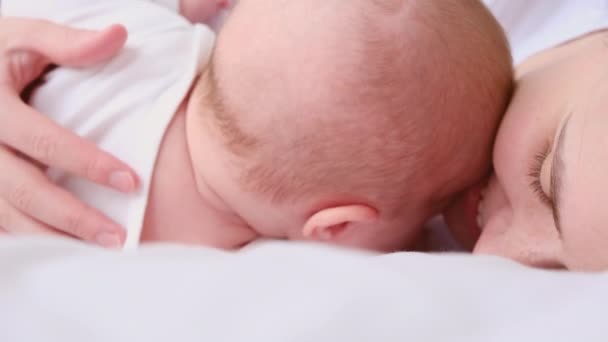 Amare Caucasico Giovane Mamma Abbracciare Calmante Adorabile Dolce Bambina Sdraiata — Video Stock