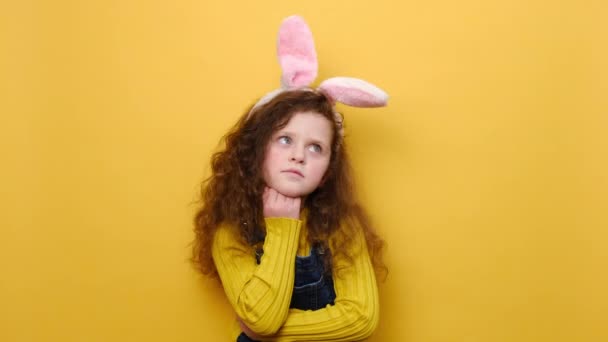 Портрет Спантеличеної Дівчинки Дошкільника Рожевих Пухнастих Вухах Кролика Дивиться Поширюються — стокове відео