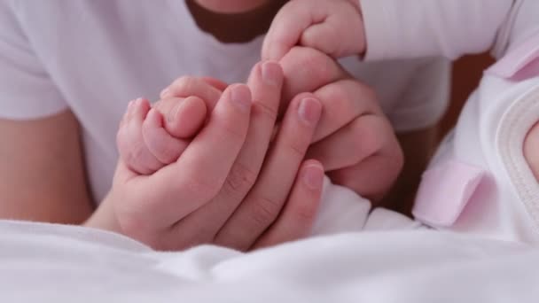 Nahaufnahme Einer Liebevollen Jungen Mutter Die Ihr Neugeborenes Töchterchen Sanft — Stockvideo
