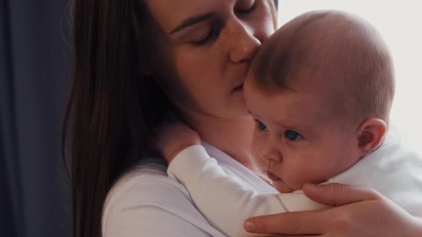 Happy Young Adult Caucasian Mom Holding Schattig Baby Kind Meisje — Stockvideo