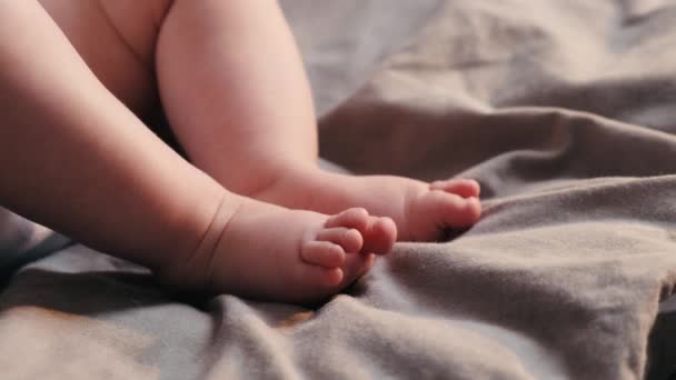 Ausgeschnittene Aufnahmen Von Schönen Zarten Neugeborenen Mädchenbeinen Die Auf Einem — Stockvideo