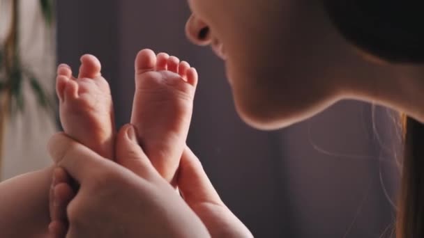 Unterstützungskonzept Für Mutterschaft Und Liebe Nahaufnahme Der Schönen Fürsorglichen Jungen — Stockvideo