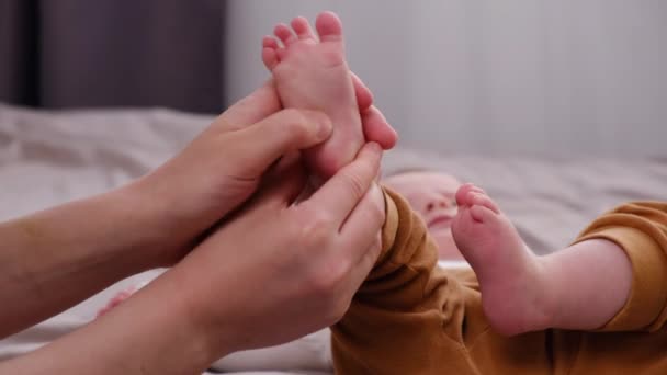 Close Zijaanzicht Van Onherkenbare Zorgzame Jonge Moeder Doen Baby Voet — Stockvideo