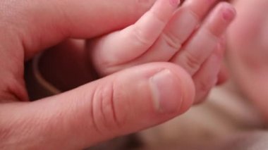 Şefkatli, şefkatli bir babanın evde yatakta el ele tutuşup, tanınmayan genç bir babanın yeni doğmuş bir kızla vakit geçirmesine odaklan. Umut vermek sevgi destek kavramı