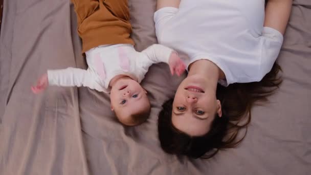 Detailní Záběr Mladé Veselý Starostlivý Matka Hrát Novorozeně Dítě Ležící — Stock video