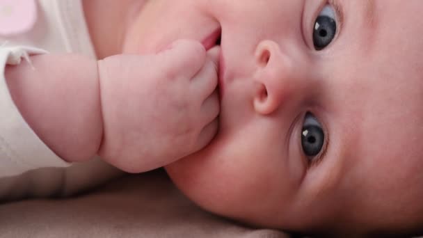 Retrato Bebê Pequeno Caucasiano Bonito Criança Deitada Cama Confortável Casa — Vídeo de Stock