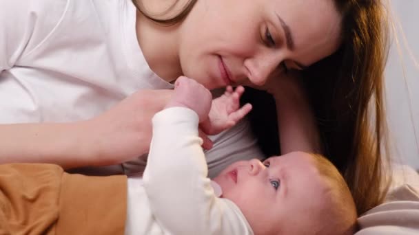 Αγαπώντας Νεαρή Μητέρα Και Χαριτωμένο Μωρό Αγγίζοντας Μύτη Που Βρίσκεται — Αρχείο Βίντεο