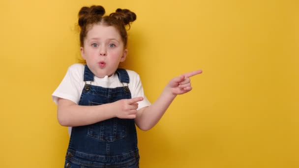 Gadis Kecil Yang Bersemangat Menunjuk Kembali Pada Ruang Fotokopi Kosong — Stok Video