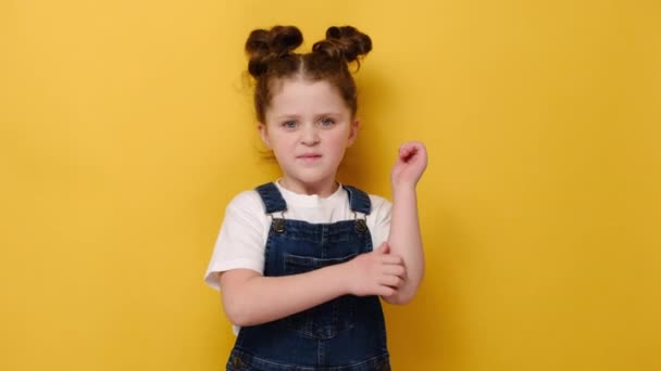 Retrato Una Infeliz Niña Preescolar Caucásica Arañando Una Picazón Con — Vídeo de stock