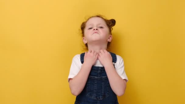 Primer Plano Retrato Poco Saludable Niña Preescolar Triste Con Síntomas — Vídeo de stock