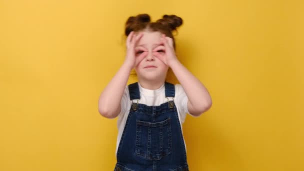 Retrato Niña Sonriente Divertida Haciendo Dedos Como Gafas Forma Gafas — Vídeo de stock