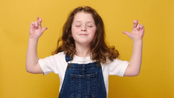 Superstitious Little Preschool Girl Cross Fingers Close Eyes Make Wish — Stock Video