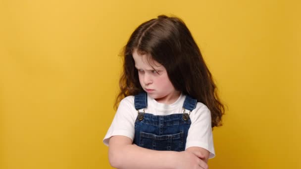 怒り狂った少女の肖像画は 痛みを感じる悲しい退屈 落ち込んで罰を受けた子供に心理的外傷を持っています 欲求不満就学前の子供は隠れて問題を考えて 黄色のスタジオの背景に隔離 — ストック動画