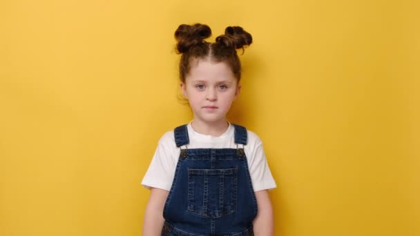 Запутавшаяся Маленькая Девочка Пожала Плечами Знак Сомнения Сделав Выбор Головной — стоковое видео