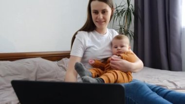 Pozitif genç anne kucağında küçük şirin bir bebek, yatağın üzerinde oturuyor, internette bilgi topluyor, sosyal ağdaki arkadaşlarıyla iletişim kuruyor, hafta sonları huzurlu bir şekilde sabahlıyor.