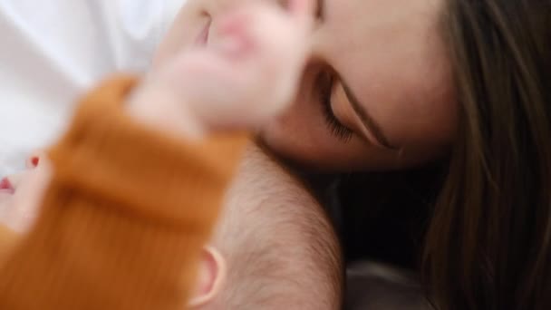 Szerető Fiatal Anya Stroke Csókok Aranyos Baba Lánya Fekszik Kényelmes — Stock videók