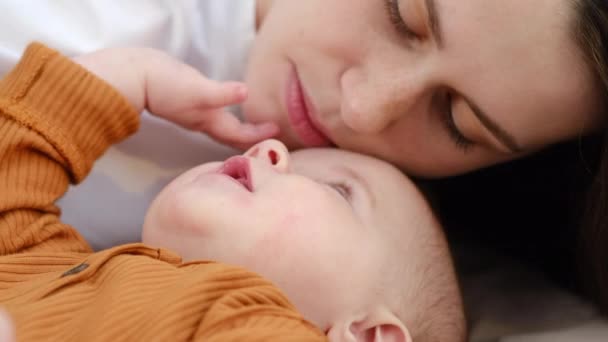 Selektiver Fokus Der Liebevollen Mutter Die Spaß Mit Ihrer Süßen — Stockvideo