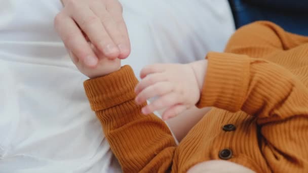 Gros Plan Douce Maman Aimante Tenant Belles Poignées Bébé Tendres — Video