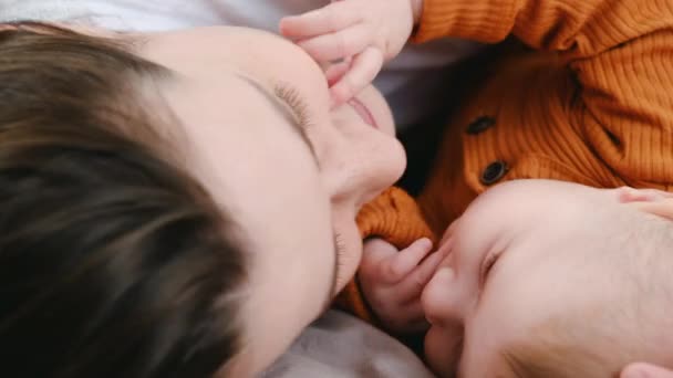Επιλεκτική Εστίαση Κοντά Στοργική Αγαπημένη Νεαρή Μαμά Απολαμβάνοντας Τρυφερή Στιγμή — Αρχείο Βίντεο