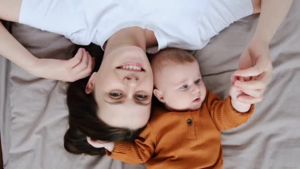 Porträt Glückliche Familie Fröhliche Fürsorgliche Mutter Mit Süßen Neugeborenen Mädchen — Stockvideo