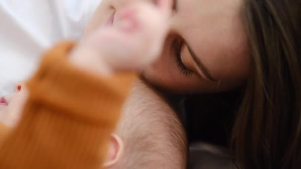 Szerető Fiatal Anya Stroke Csókok Aranyos Baba Lánya Fekszik Kényelmes — Stock videók