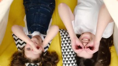 Güzel bir kızı olan, kameraya parmaklarıyla bakan sevimli bir annesi olan, dürbün ya da evdeki rahat çadırda duran gözlük şeklinde daireler çizen sevimli bir anne. Aptal gün ve eğlenceli konsept