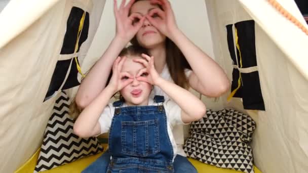 Komiczna Młoda Matka Zabawna Córeczka Oszukując Siedzieć Namiocie Pokoju Dziecka — Wideo stockowe