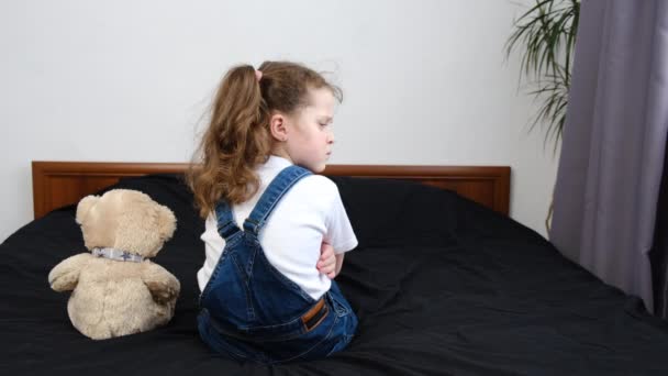 Vista Atrás Niña Bullying Solitario Molesto Sentarse Cama Cerca Oso — Vídeos de Stock