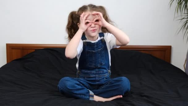 Χαμογελώντας Αστείο Μικρό Κορίτσι Παιδί Κάθεται Στο Κρεβάτι Στο Σπίτι — Αρχείο Βίντεο