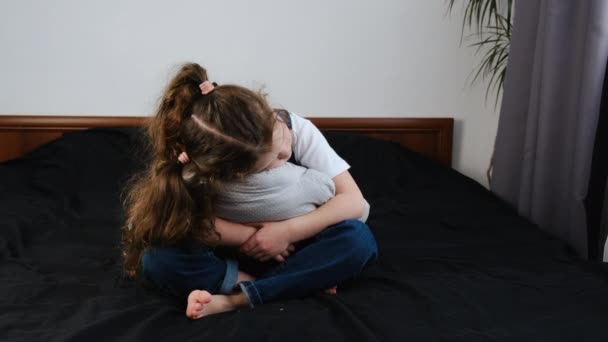 Θλιβερό Κουρασμένο Κοριτσάκι Του Νηπιαγωγείου Που Κρατάει Μαξιλάρι Κάθεται Στο — Αρχείο Βίντεο