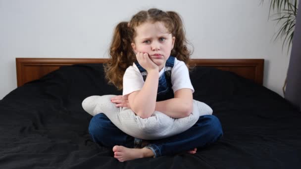 Несподівано Стресові Зловживання Маленька Дитина Обіймає Подушку Сидячи Самоті Вдома — стокове відео