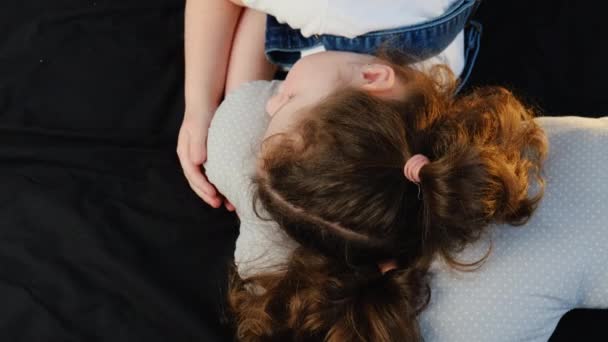 俯瞰特写的可爱小女孩在舒适的床上旋转 真的想睡觉 可爱的幼儿在卧室的柔软的枕头上放松 和平的睡眠概念 — 图库视频影像