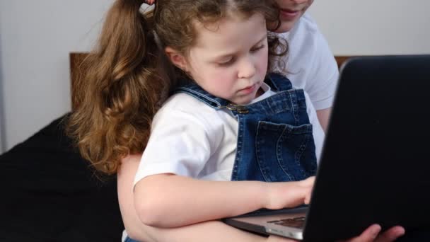 Zbliżenie Szczęśliwy Młody Mama Uczy Słodkie Mała Córka Używać Laptopa — Wideo stockowe