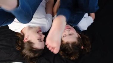 Mutlu, genç bir ev hanımı anne ve sevimli, küçük bir kızın rahat bir yatakta oynaşıp, yüzünü buruşturması, ailenin hayatın tadını çıkarması ve evde aktif bir hafta sonu geçirmesi. Annelik ve aptallar günü konsepti