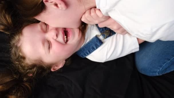 Alegre Madre Cosquillas Hija Pequeña Risa Disfrutar Bromas Fin Semana — Vídeos de Stock