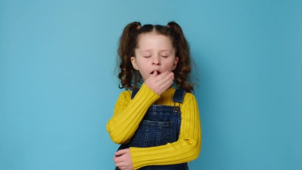 Μικρό Κορίτσι Προσχολικής Ηλικίας Αίσθημα Κουρασμένος Νυσταγμένος Στόμα Κάλυμμα Χέρι — Αρχείο Βίντεο