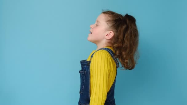 Προφίλ Πλευρά Άποψη Της Ευτυχούς Γλυκό Κοριτσάκι Κάνουν Βαθιά Αναπνοή — Αρχείο Βίντεο