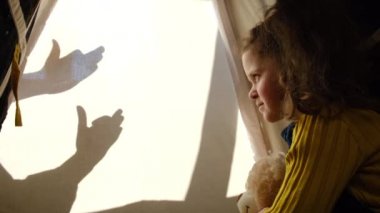 Anne ellerinden havlayan köpekler ve kuşlar. Oyuncu anne çadırda oturan küçük kızına tiyatro gösterisi yapıyor. Küçük kız hafta sonu eğlencesine eğlenceli eğitici aktivitelerin tadını çıkarıyor.