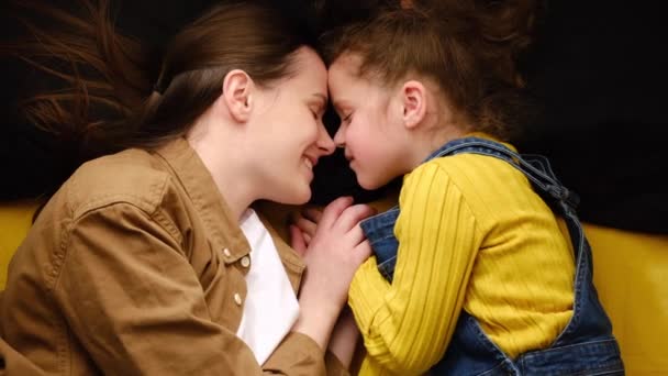 Zärtlich Liebende Junge Mutter Umarmt Küssend Glücklich Anhängliche Kleine Tochter — Stockvideo