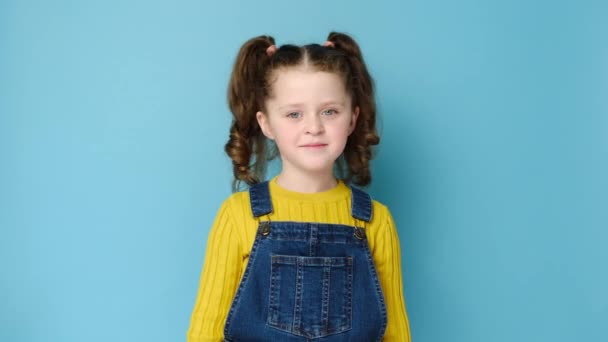 Portret Van Grappige Kleine Kleuter Meisje Maken Gebaar Steekt Vinger — Stockvideo