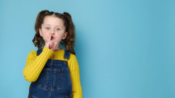 Emocional Bonito Menina Segurando Dedo Nos Lábios Símbolo Gesto Silencioso — Vídeo de Stock